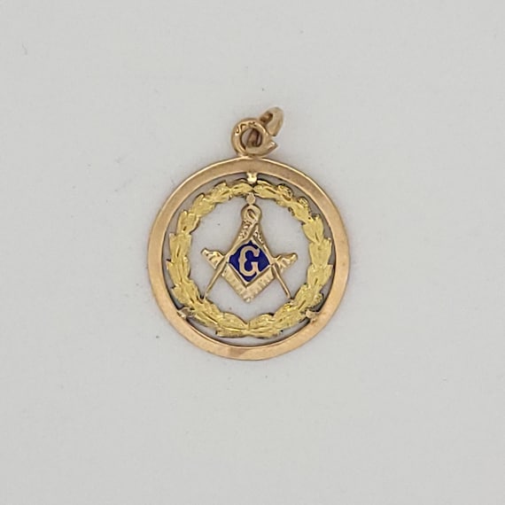 14k Yellow Gold Freemason Pendant - Custom Engraved Compass & Square Charm With Name - View #10