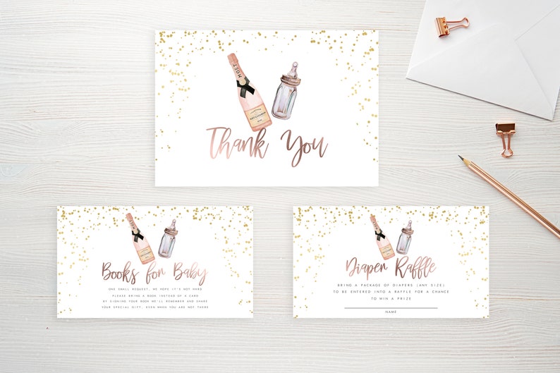 Puede incluir: Juego de papeler&iacute;a para baby shower con dise&ntilde;o de acuarela. El juego incluye una tarjeta de "Gracias", una tarjeta de "Libros para beb&eacute;" y una tarjeta de "Rifa de pa&ntilde;ales". Cada tarjeta presenta una botella de champ&aacute;n, un biber&oacute;n y confeti dorado.