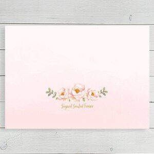 Peut inclure: Un motif floral rose et blanc avec le texte "Signed Sealed Forever" sur un fond rose clair.