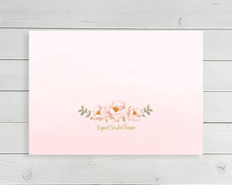 Peut inclure: Un motif floral rose et blanc avec le texte "Signed Sealed Forever" sur un fond rose clair.