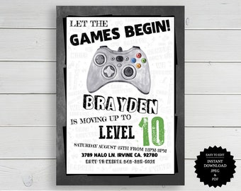 Può includere: Un invito in bianco e nero con un controller per videogiochi grigio. L'invito dice "Let the Games Begin!" e "Brayden is moving up to Level 10". L'invito è per una festa il sabato 25 agosto dalle 12:00 alle 15:00. L'indirizzo è 3789 Halo Ln. Irvine CA, 92780. Il numero di RSVP è 948-888-6021.