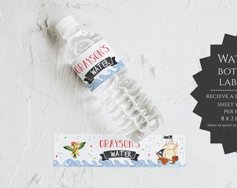 Może przedstawiać: Drukowane etykiety na butelki z wodą z motywem statku pirackiego i papugi. Etykiety zawierają napis "Grayson's Water" i mają rozmiar 8 cali na 2 cale. Otrzymasz cyfrowy arkusz z 5 etykietami na stronę.