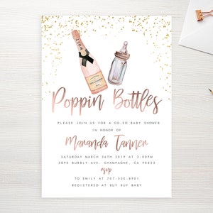 Puede incluir: Invitaci&oacute;n a un baby shower con una ilustraci&oacute;n de una botella de champ&aacute;n y un biber&oacute;n. Las palabras "Poppin Bottles" est&aacute;n en escritura oro rosa. El texto incluye los detalles del evento y el nombre "Mananda Tannen".