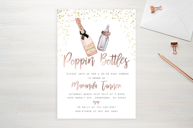 Puede incluir: Invitaci&oacute;n a un baby shower con una ilustraci&oacute;n de una botella de champ&aacute;n y un biber&oacute;n. Las palabras "Poppin Bottles" est&aacute;n en escritura oro rosa. El texto incluye los detalles del evento y el nombre "Mananda Tannen".