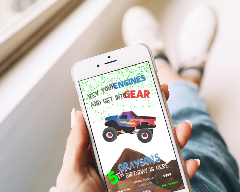 Puede incluir: Una invitaci&oacute;n digital para una fiesta de cumplea&ntilde;os de 5 a&ntilde;os con un gr&aacute;fico de cami&oacute;n monstruo. La invitaci&oacute;n dice "Rev your engines and get into gear Grayson's 5th Birthday is here".
