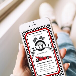 Może przedstawiać: Czerwono-czarny, kratkowany ekran telefonu z zaproszeniem na urodziny w stylu wyścigowym z okazji pierwszych urodzin Olivera. Zaproszenie zawiera czerwony samoch&oacute;d wyścigowy, szachownice i tekst "Rozgrzejcie silniki, Oliver kończy rok. Dołączcie do nas w sobotę, 24 lutego o 13:00 w Smith Murphy Park, Cameron Dr. Buena Park, CA 90621 RSVP do [name] lub wyślij SMS z pełnymi szczeg&oacute;łami do [phone number]".