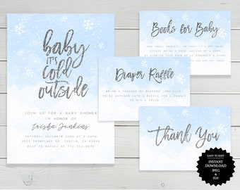 Może przedstawiać: Cztery niebieskie i białe karty z zaproszeniem na baby shower z błyszczącym srebrnym tekstem. Główna karta zawiera napis "baby it's cold outside". Pozostałe karty zawierają napisy "Books for Baby", "Diaper Raffle" i "Thank You".
