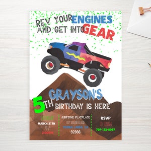 Puede incluir: Una invitaci&oacute;n colorida para una fiesta de cumplea&ntilde;os n&uacute;mero 5 con un cami&oacute;n monstruo saltando sobre un mont&iacute;culo de tierra. La invitaci&oacute;n dice "Rev your engines and get into gear Grayson's 5th birthday is here" e incluye la fecha, la hora, la ubicaci&oacute;n y la informaci&oacute;n de RSVP.