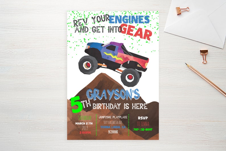 Puede incluir: Una invitaci&oacute;n colorida para una fiesta de cumplea&ntilde;os n&uacute;mero 5 con un cami&oacute;n monstruo saltando sobre un mont&iacute;culo de tierra. La invitaci&oacute;n dice "Rev your engines and get into gear Grayson's 5th birthday is here" e incluye la fecha, la hora, la ubicaci&oacute;n y la informaci&oacute;n de RSVP.