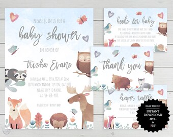 Op de afbeelding: Een baby shower uitnodiging met een bos thema. De uitnodiging heeft een blauwe achtergrond met aquarel wolken en verschillende bosdieren, waaronder een vos, een wasbeer, een uil, een eland en een egel. De tekst op de uitnodiging luidt: "Kom gezellig met ons mee naar een baby shower ter ere van Trisha Evans".