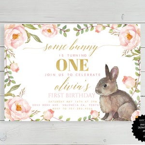 Peut inclure: Une invitation de premier anniversaire rose et or avec une couronne de fleurs et un lapin. Le texte dit "some bunny is turning one, join us to celebrate olivia's first birthday".
