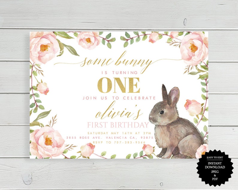 Peut inclure: Une invitation de premier anniversaire rose et or avec une couronne de fleurs et un lapin. Le texte dit "some bunny is turning one, join us to celebrate olivia's first birthday".