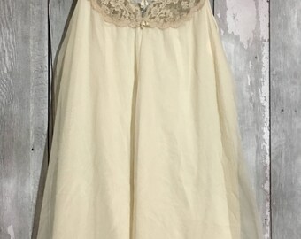 Vintage Lingerie // Vintage Nightgown