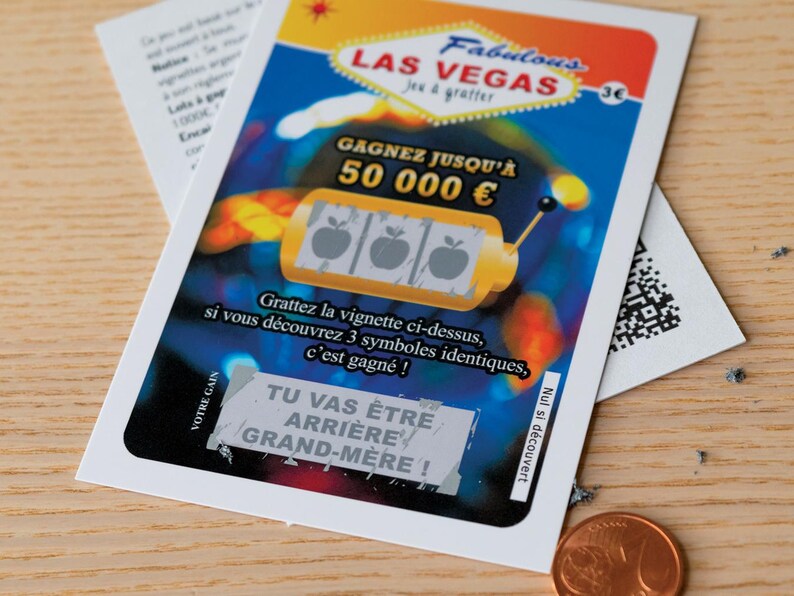 Peut inclure: Un ticket de jeu &agrave; gratter rectangulaire portant les inscriptions Fabulous LAS VEGAS, GAGNEZ JUSQU'&Agrave; 50 000 &euro; et TU VAS &Ecirc;TRE ARRI&Egrave;RE GRAND-M&Egrave;RE. La carte pr&eacute;sente un graphisme de machine &agrave; sous avec trois symboles de pommes sur un fond bleu, orange et noir.