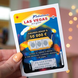 Peut inclure: Un ticket de jeu &agrave; gratter rectangulaire sur le th&egrave;me de Las Vegas avec un graphisme de machine &agrave; sous jaune affichant trois symboles fraise. Le texte indique Fabulous LAS VEGAS, GAGNEZ JUSQU'&Agrave; 50 000 &euro; et TU VAS &Ecirc;TRE ARRI&Egrave;RE GRAND-P&Egrave;RE !