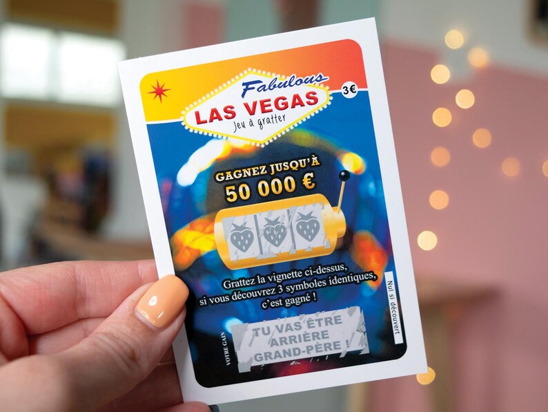 Peut inclure: Un ticket de jeu &agrave; gratter rectangulaire sur le th&egrave;me de Las Vegas avec un graphisme de machine &agrave; sous jaune affichant trois symboles fraise. Le texte indique Fabulous LAS VEGAS, GAGNEZ JUSQU'&Agrave; 50 000 &euro; et TU VAS &Ecirc;TRE ARRI&Egrave;RE GRAND-P&Egrave;RE !