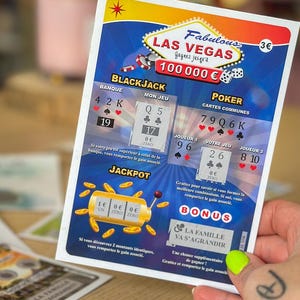 Peut inclure: Un ticket de grattage rectangulaire sur le th&egrave;me de Las Vegas avec des graphismes bleus, rouges et jaunes. La carte pr&eacute;sente des sections pour le Blackjack, le Poker et une machine &agrave; sous Jackpot, avec le texte Fabulous Las Vegas et 100 000&euro;.