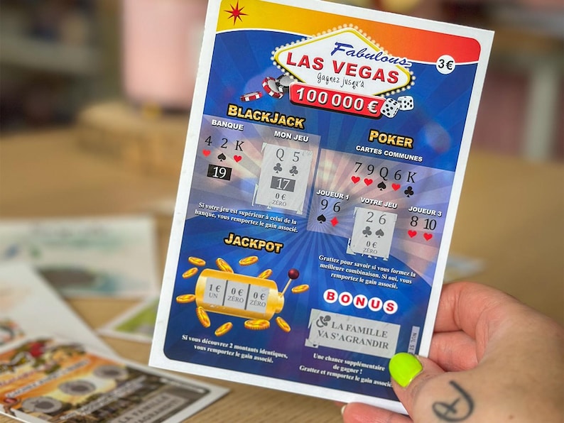 Peut inclure: Un ticket de grattage rectangulaire sur le th&egrave;me de Las Vegas avec des graphismes bleus, rouges et jaunes. La carte pr&eacute;sente des sections pour le Blackjack, le Poker et une machine &agrave; sous Jackpot, avec le texte Fabulous Las Vegas et 100 000&euro;.