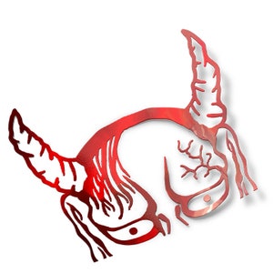 Könnte beinhalten: Eine rote Metallsilhouette eines gehörnten Schädels mit filigranen Details. Der Schädel ist nach links gerichtet und wirft einen Schatten darunter.