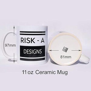 Puede incluir: Taza de cer&aacute;mica blanca con texto negro que dice "RISK - A DESIGNS". La taza es de 11 onzas y mide 9,7 cm de alto y 8,1 cm de di&aacute;metro.