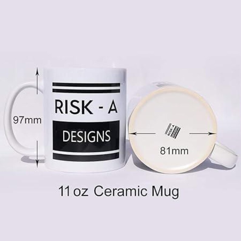 Puede incluir: Taza de cer&aacute;mica blanca con texto negro que dice "RISK - A DESIGNS". La taza es de 11 onzas y mide 9,7 cm de alto y 8,1 cm de di&aacute;metro.