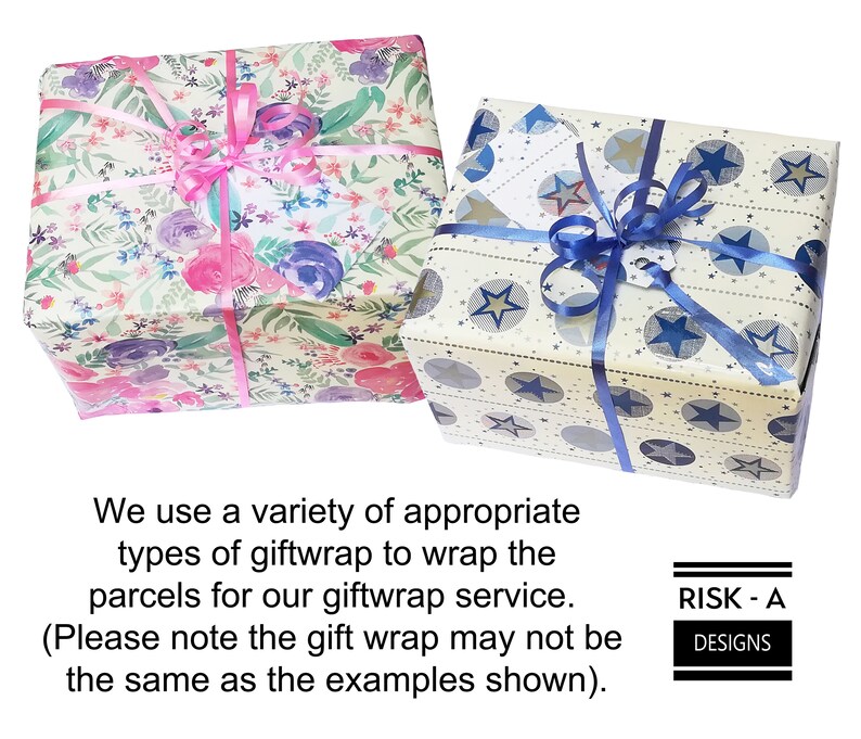Puede incluir: Dos cajas de regalo envueltas en papel con diferentes patrones. Una caja est&aacute; envuelta en papel con estampado floral con una cinta rosa. La otra caja est&aacute; envuelta en papel con estampado de estrellas azules y blancas con una cinta azul. El texto debajo de las cajas dice: "Utilizamos una variedad de tipos de papel de regalo apropiados para envolver los paquetes para nuestro servicio de envoltura de regalos. (Tenga en cuenta que el papel de regalo puede no ser el mismo que los ejemplos que se muestran). RISK - A DESIGNS"