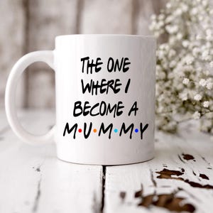 Pomysły na prezenty ciążowe: kubek „The One Where I Become a Mummy”, prezent dla nowej mamy, prezent urodzinowy dla nowej mamy, kubek w stylu „Friends”, prezent ciążowy