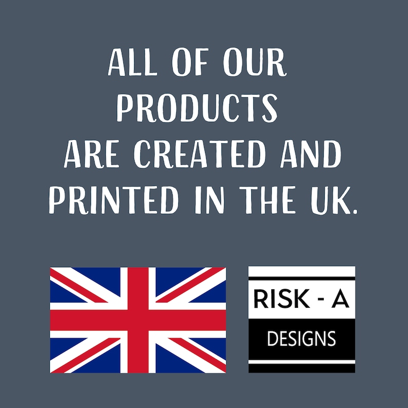 Puede incluir: Un gr&aacute;fico de texto blanco sobre un fondo azul oscuro dice "ALL OF OUR PRODUCTS ARE CREATED AND PRINTED IN THE UK." Debajo del texto hay una bandera del Reino Unido roja, blanca y azul y un rect&aacute;ngulo negro con texto blanco que dice "RISK - A DESIGNS".