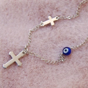 Collier croix bleu mauvais œil : chaîne argentée, pendentif asymétrique
