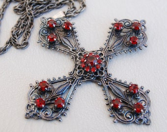 collier vintage avec pendentif grande croix, croix ajourée en filigrane avec cristaux rouge grenat sur une chaîne en métal, bijoux Dark Academia Cross