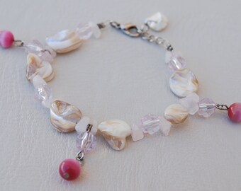 Pulsera vintage de nácar: ojo de gato rosa y dije de cuarzo rosa