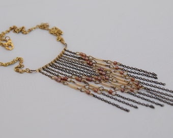 Collana girocollo con frange: catena in oro e ottone con perline.