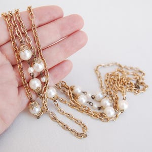 Puede incluir: Un collar de cadena dorada con m&uacute;ltiples hebras y detalles de perlas. El collar est&aacute; en capas y presenta un dise&ntilde;o de cadena delicado.