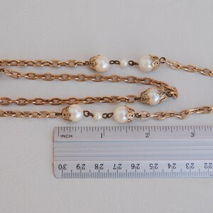 Puede incluir: Un collar de cadena dorada con detalles de perlas falsas. El collar mide aproximadamente 100 cm de largo y presenta un dise&ntilde;o de doble cadena.