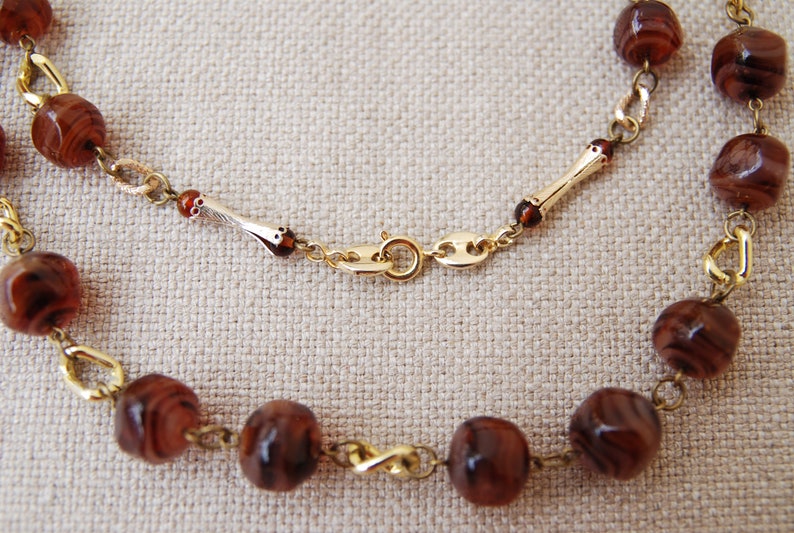 Long necklace Retro 1960-70/'s Costume jewelry gift for Mom Vintage Agate Glass Bead necklace Brown Striped Art Glass Bead Link necklace