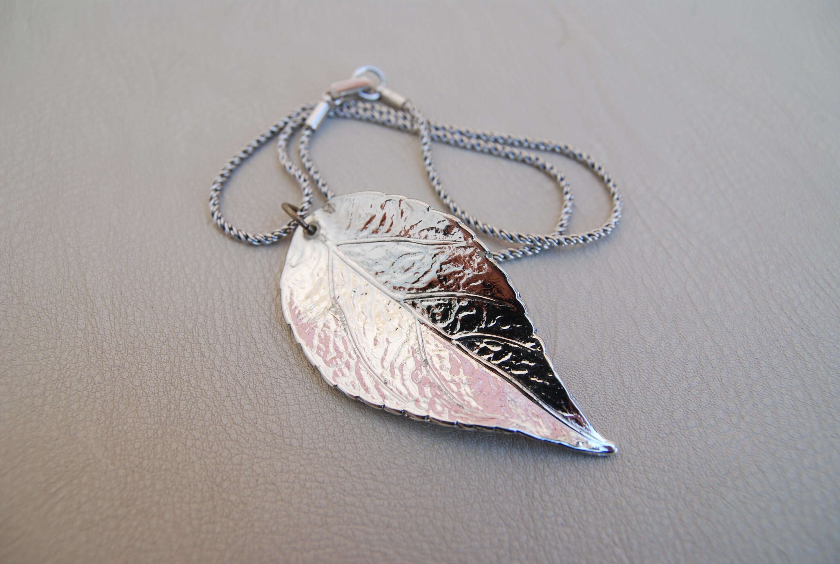 ★関税込★VINTAGE HOLLYWOOD★Twist Leaf Chain Necklace★ Vintage Leaf Pendant Necklace: Swarovski Chain, Silver Tone