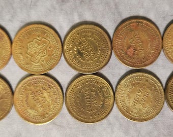 Vintage kavel van 10 arcade-tokens van Showbiz Pizza