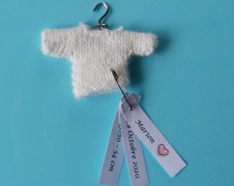 Faire part :Layette petit tricot en forme de pull pour scrapbooking, faire part , déco miniature