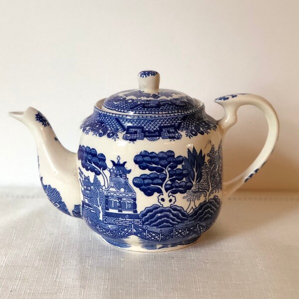 Vintage Japan Blue Willow teapot