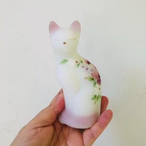 Vintage Fenton weiße satinierte Kunstglas Katzenfigur mit handgemalten Blumen
