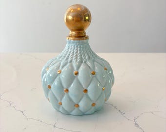 Frasco de perfume vintage de cristal azul y dorado para tocador, de la marca Carlin Comforts.