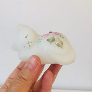 Vintage Fenton White Satin Art Glass schlafende Katzenfigur: Handbemalte Blumen und Strasssteine