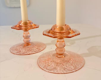 Paar vintage roze glazen kandelaars van geëtst glas