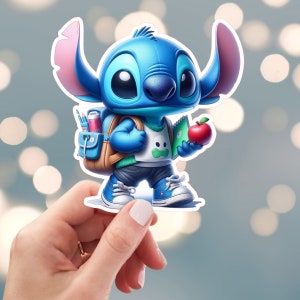 Puede incluir: Un personaje de dibujos animados azul con orejas grandes y ojos grandes, que lleva una camisa verde, pantalones vaqueros azules y zapatillas de deporte. El personaje lleva una mochila marr&oacute;n con una manzana roja y l&aacute;pices que sobresalen de la parte superior.