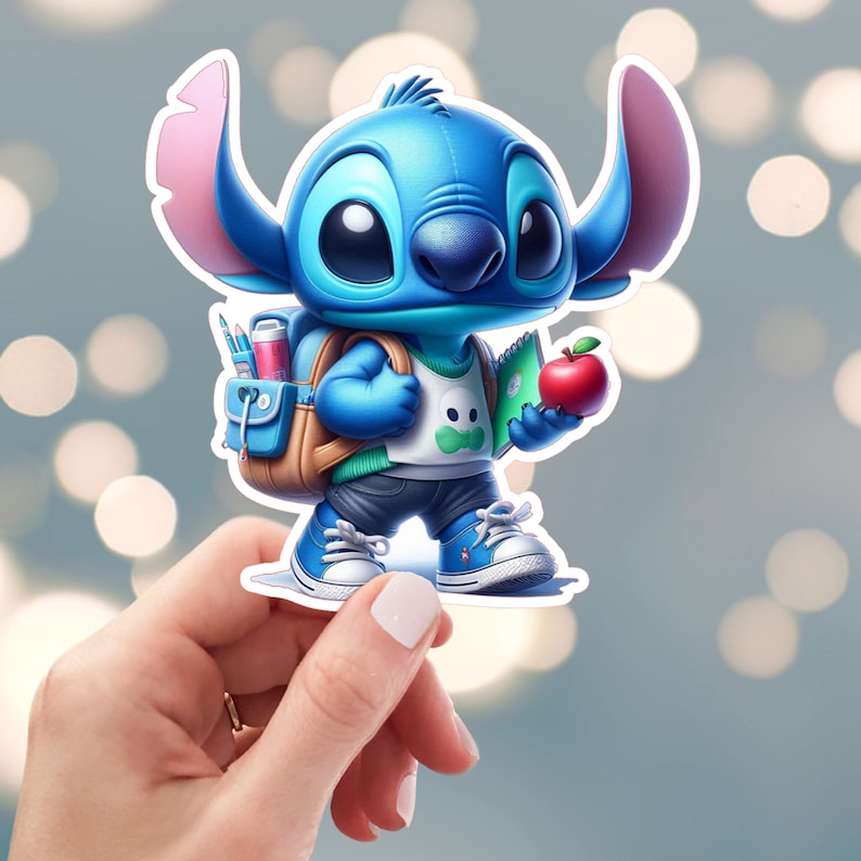 Puede incluir: Un personaje de dibujos animados azul con orejas grandes y ojos grandes, que lleva una camisa verde, pantalones vaqueros azules y zapatillas de deporte. El personaje lleva una mochila marr&oacute;n con una manzana roja y l&aacute;pices que sobresalen de la parte superior.