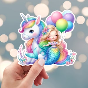 Puede incluir: Una pegatina colorida con una sirena montando un unicornio con crines y colas de arco&iacute;ris. La sirena sostiene un ramo de globos en colores pastel. La pegatina est&aacute; rodeada de flores y corazones.