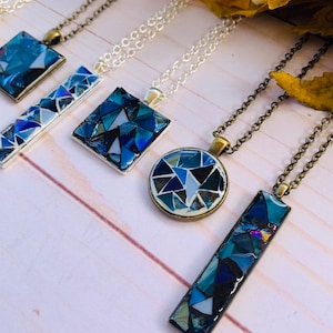 Collier mosaïque en vitrail bleu