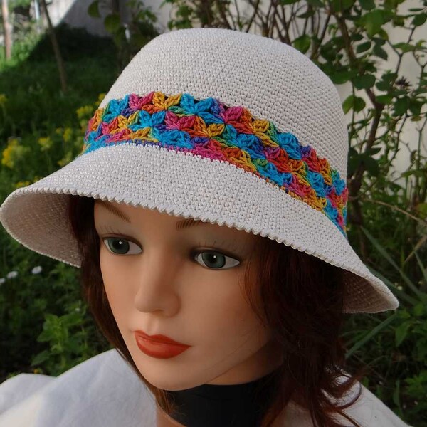 chapeau d'été femme fait main au crochet en coton écru avec bandeau ajouré multicolore souple modelable et lavable