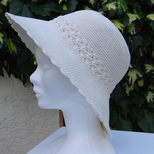 chapeau d'été femme, fait main au crochet en coton écru, bandeau ajouré, large rebord avec feston de finition, souple, pliable et lavable