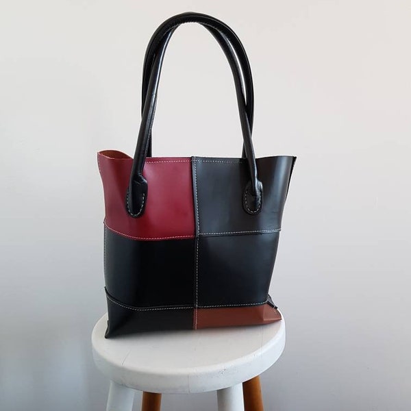 Sac fourre-tout en cuir patchwork, fait de cuirs rigides, noir rouge et camel, un modèle unique, avec un porté épaule, Fait main en France